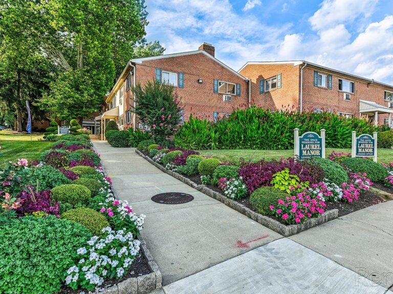 Front of Leasing Center at Laurel Manor Apartments in Secane