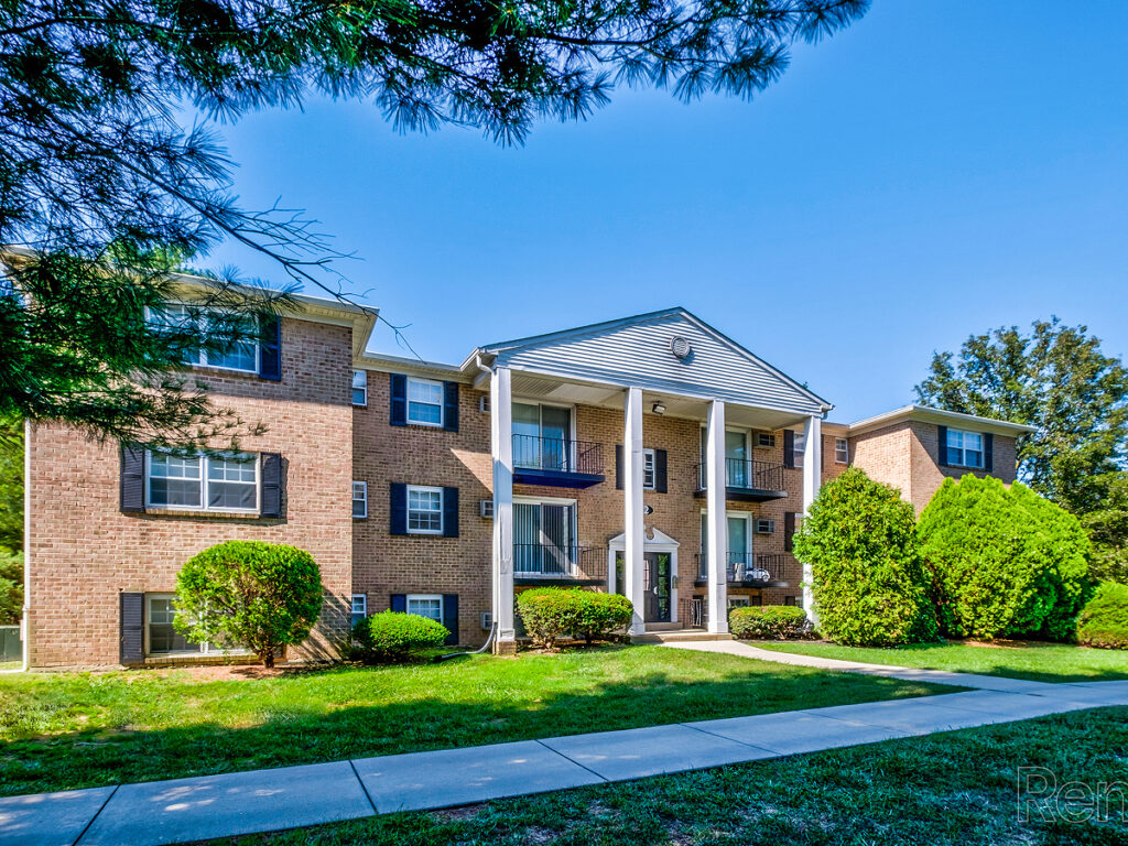 Front of Liberty Square Apartments in Newark, DE