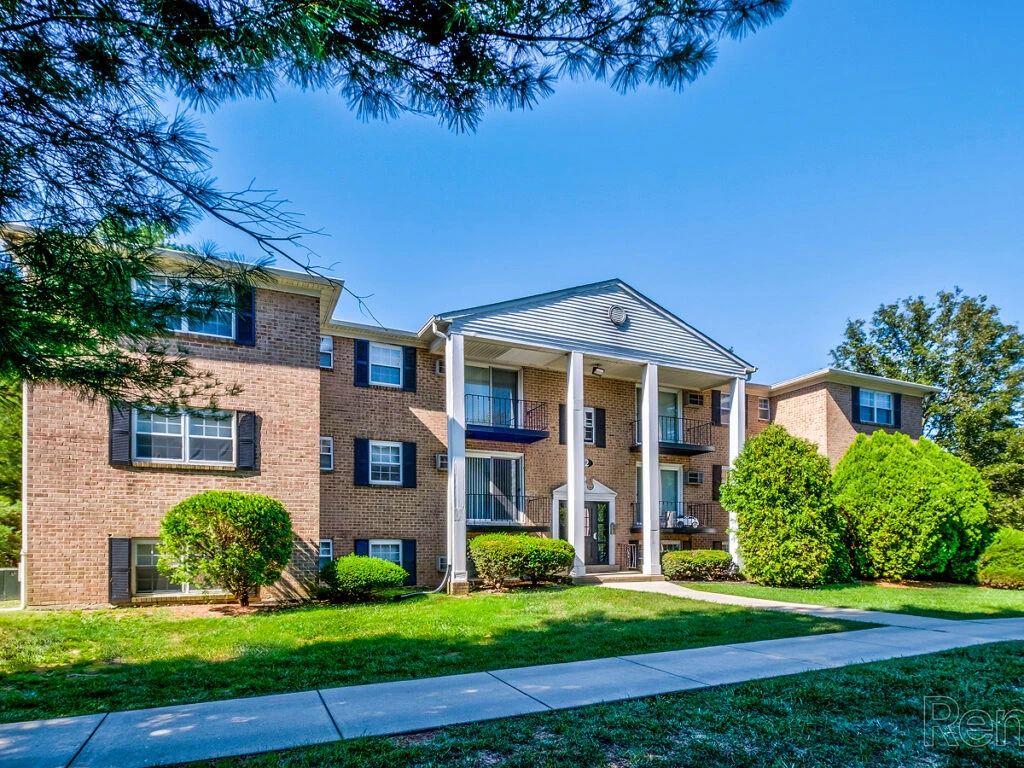 Front of Liberty Square Apartments in Newark, DE