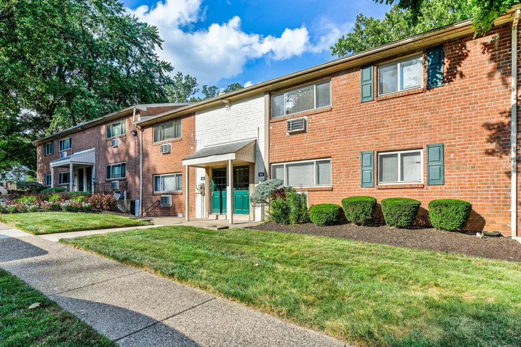 Laurel Manor Apartments