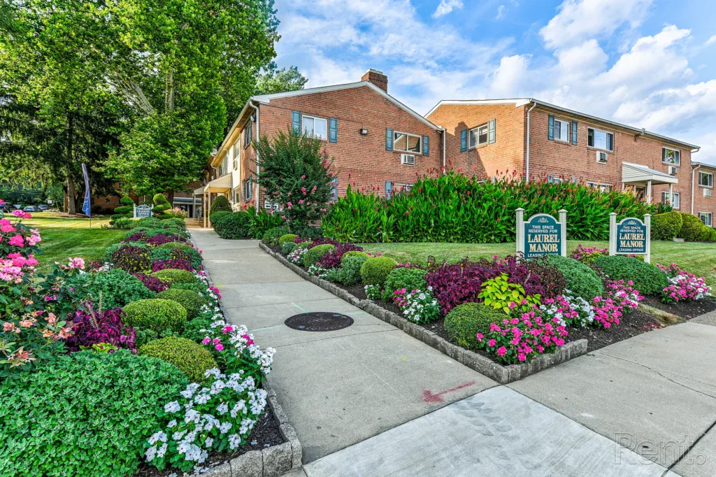 Laurel Manor Apartments