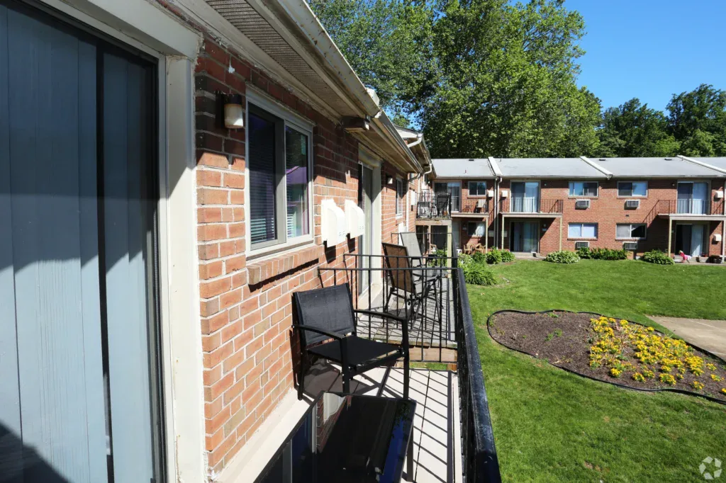 Laurel Manor Apartments